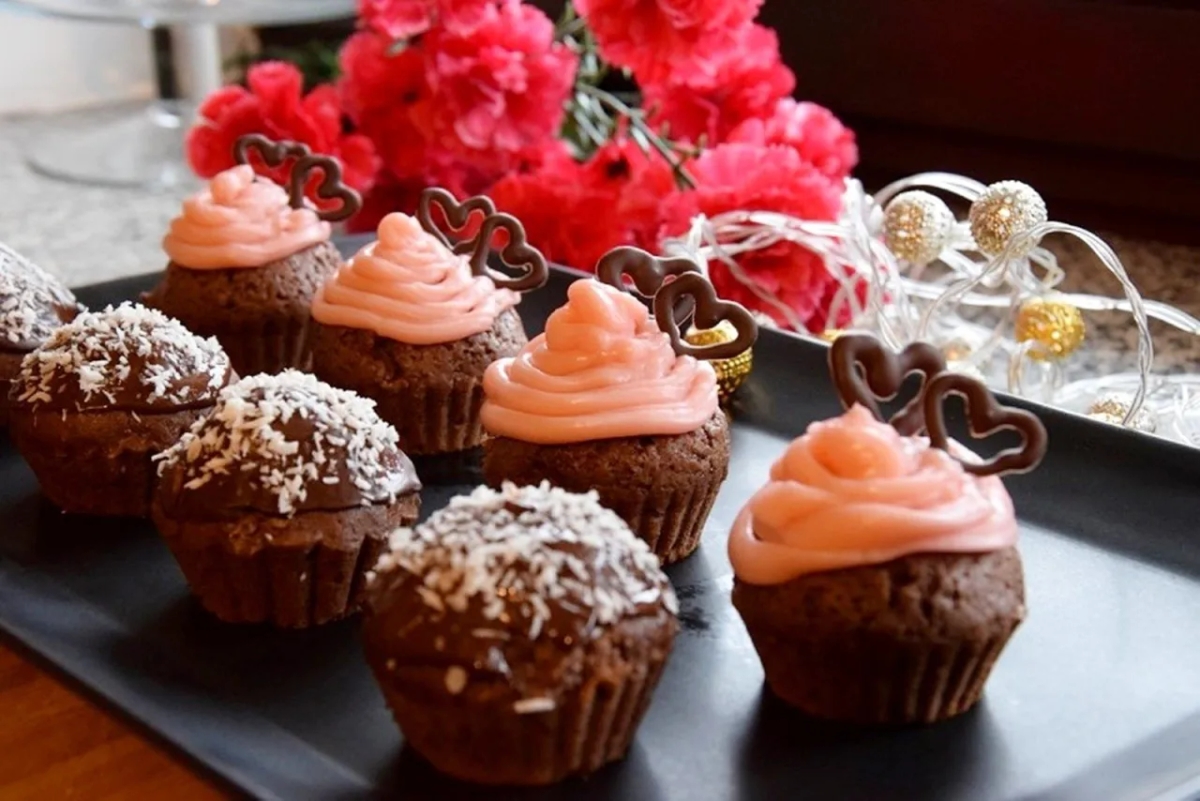 Jak udekorować muffinki czekoladowe: 10 kreatywnych pomysłów na dekoracje