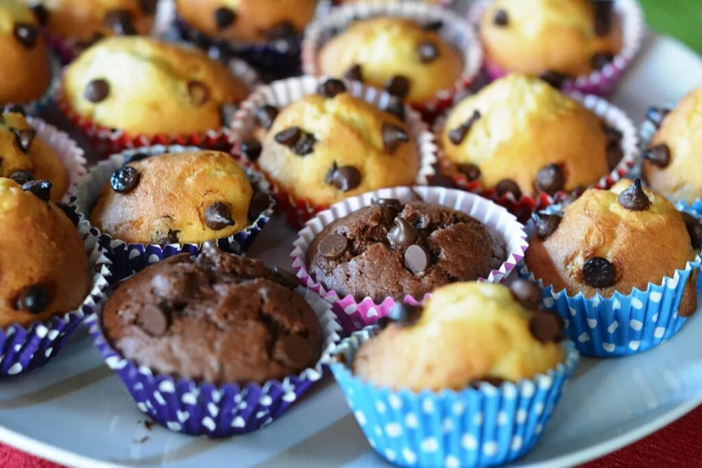 Jak piec muffinki w papierowych foremkach bez błędów i przywierania